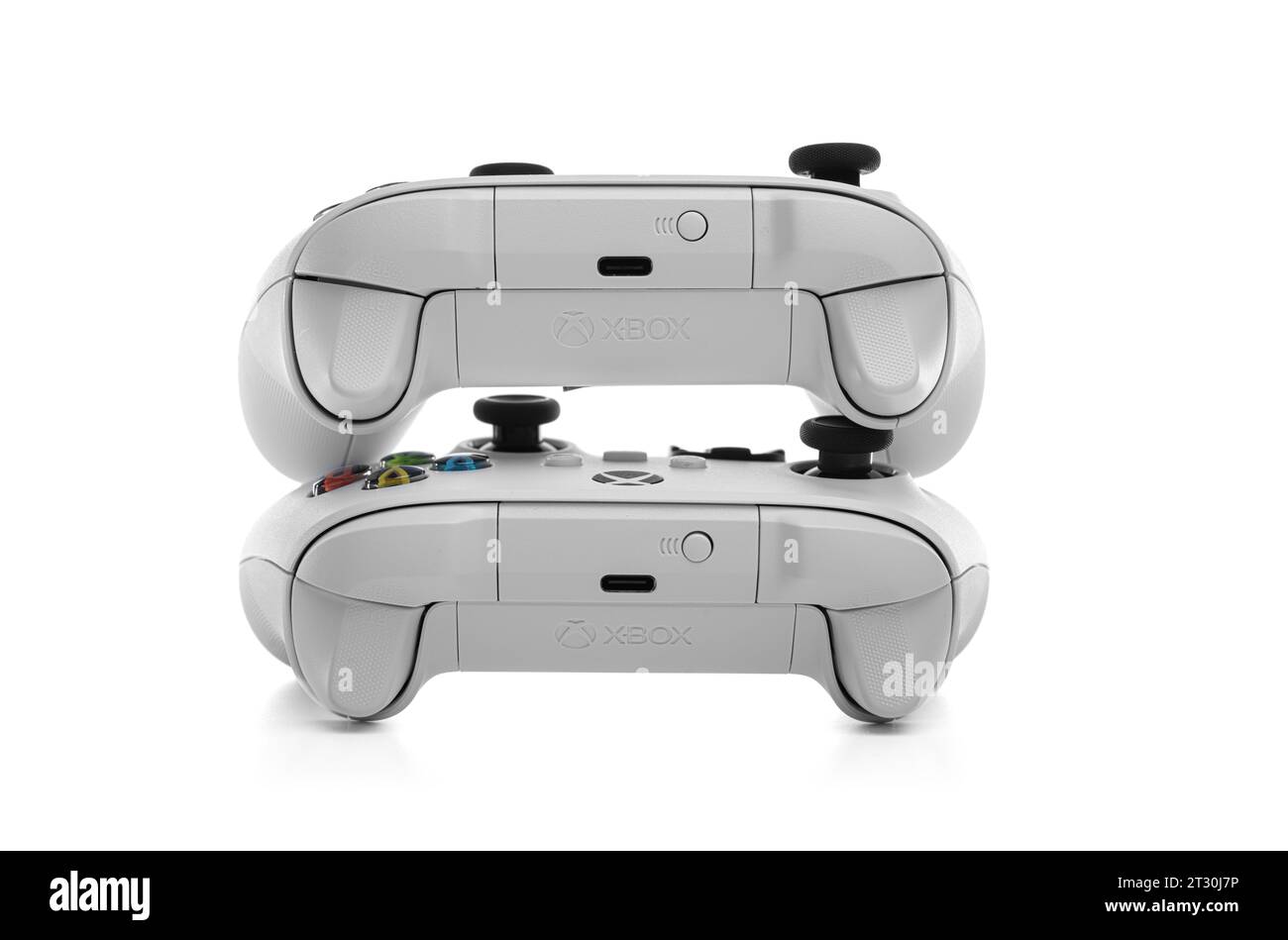 Uschgorod, Ukraine – 29. September 2023: Microsoft Xbox Wireless Controller Robot White Wireless Gamepad auf weißem Hintergrund. Studio-Aufnahme. Stockfoto