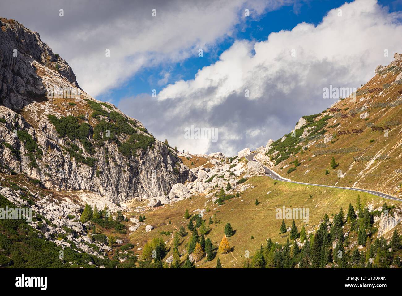 Atemberaubender Blick nach Westen auf den Valparola-Pass in den Dolomiten, Italien Stockfoto