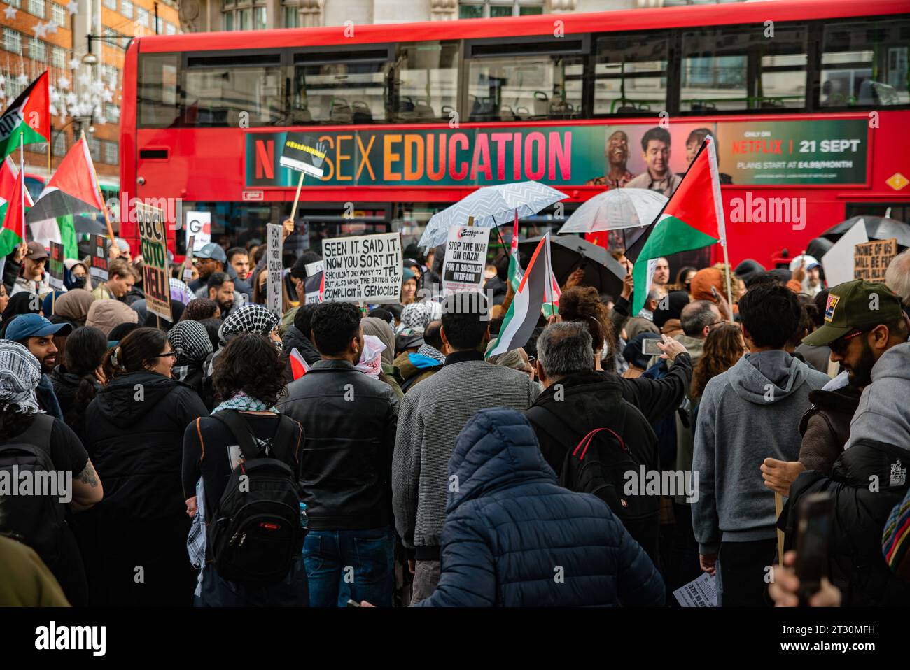 London, Vereinigtes Königreich - 21. Oktober 2023: Pro-Palästina-marsch organisiert von Freunden von Al-Aqsa in Zentral-London in Solidarität mit den Palästinensern. Stockfoto