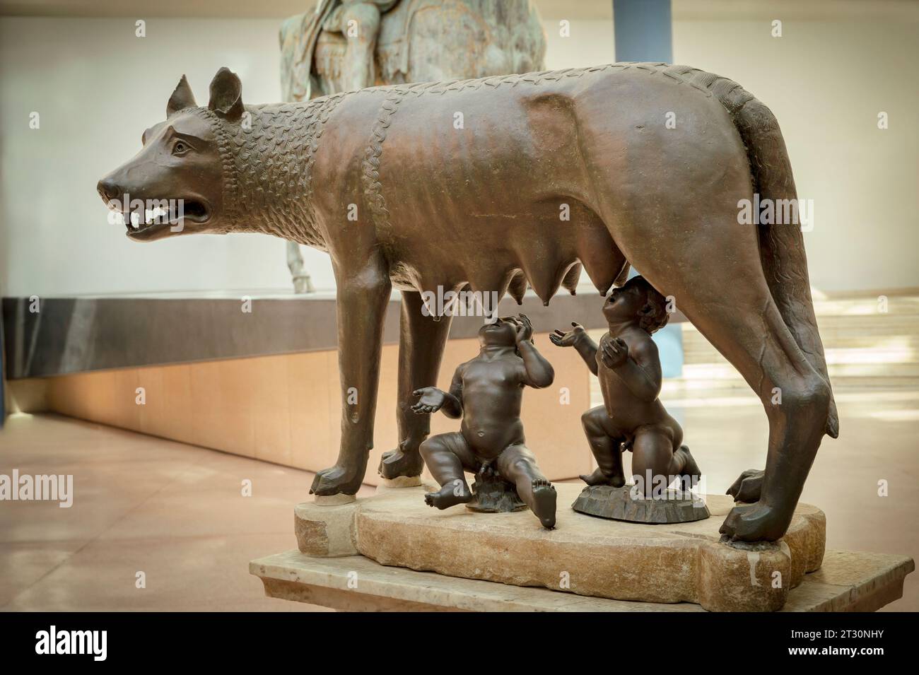 Rom, Italien - 11. April 2023: Der Kapitolinische Wolf mit Romulus und Remus im Palazzo dei Conservatori auf Campidoglio in Rom, Italien Stockfoto