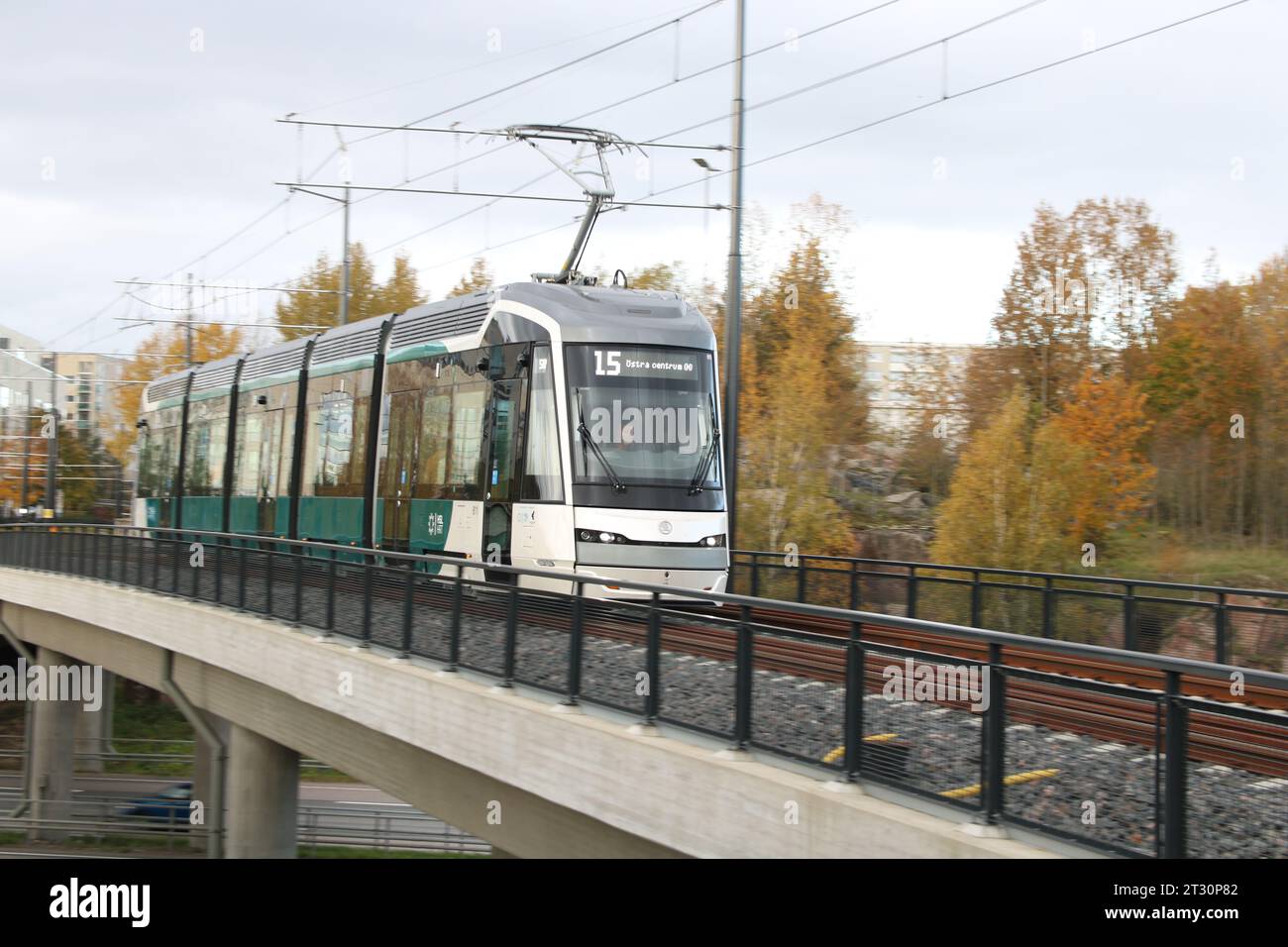 Erster Tag der Express-Straßenbahn in Helsinki 21.10.2023. Helsinki hat eine neue Schnellstraßenbahnlinie (PIkaratikka) eröffnet, die auch als raidejokeri bezeichnet wird. Sie verkehrt zwischen Itäkeskus und Keilaniemi. Die Linie hat 34 Haltestellen und ist etwa 25 km lang. Die Zeilennummer ist 15. Helsinki verfügt auch über eine regelmäßige Straßenbahn (eröffnet 1891) Stockfoto