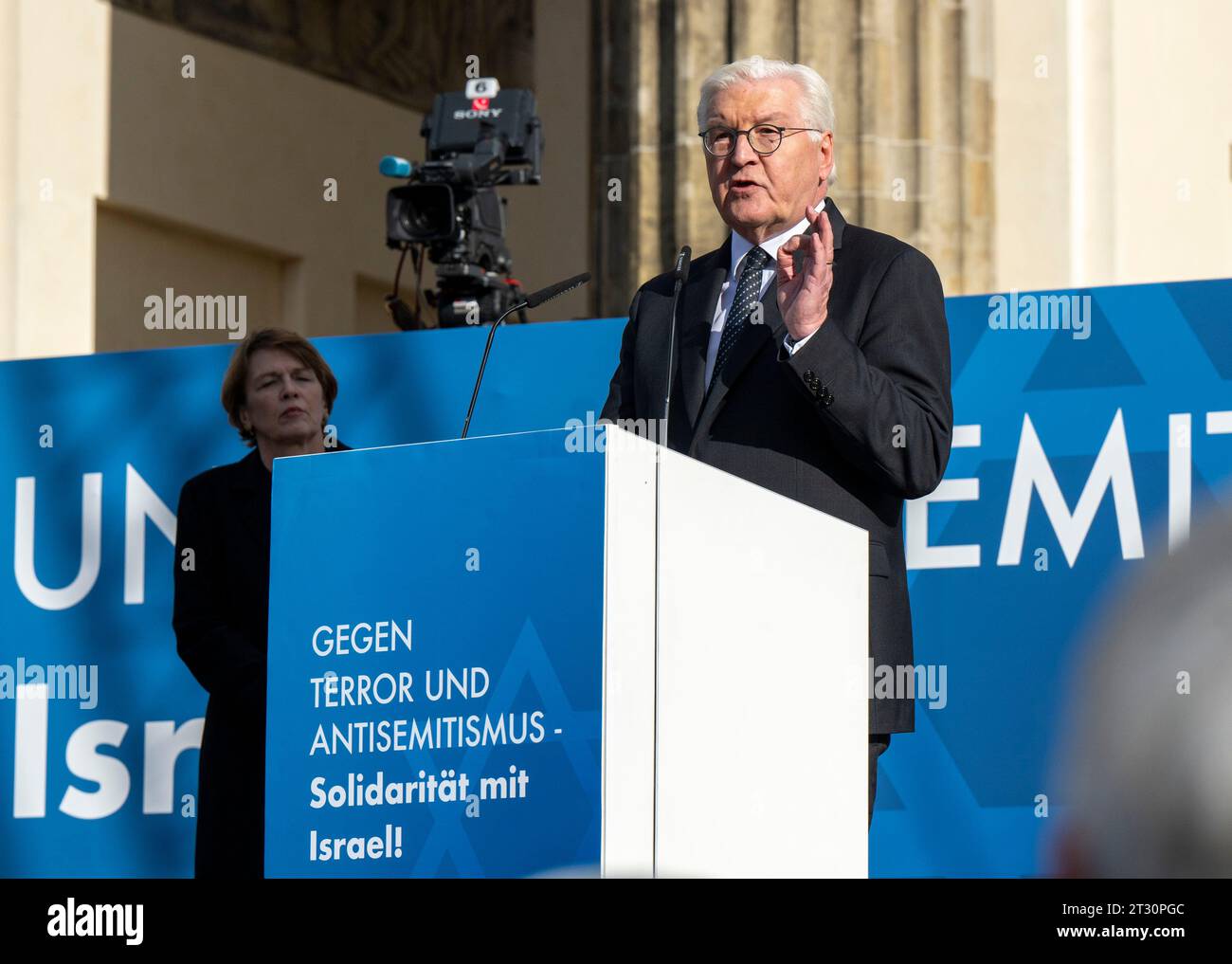 Berlin, Deutschland. Oktober 2023. Bundespräsident Frank-Walter Steinmeier spricht auf der Kundgebung "gegen Terror, Hass und Antisemitismus - in Solidarität und Mitgefühl mit Israel". Quelle: Monika Skolimowska/dpa/Alamy Live News Stockfoto