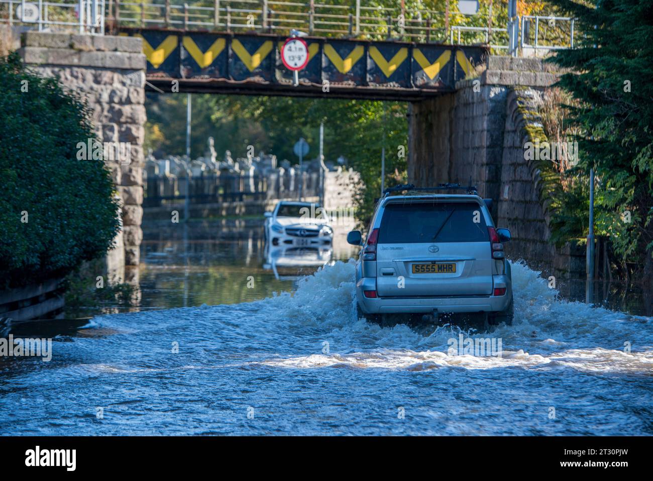 Panne und Fahrer stecken auf der überfluteten Straße B993 Inverurie, Aberdeenshire Storm Babet Scotland fest Stockfoto