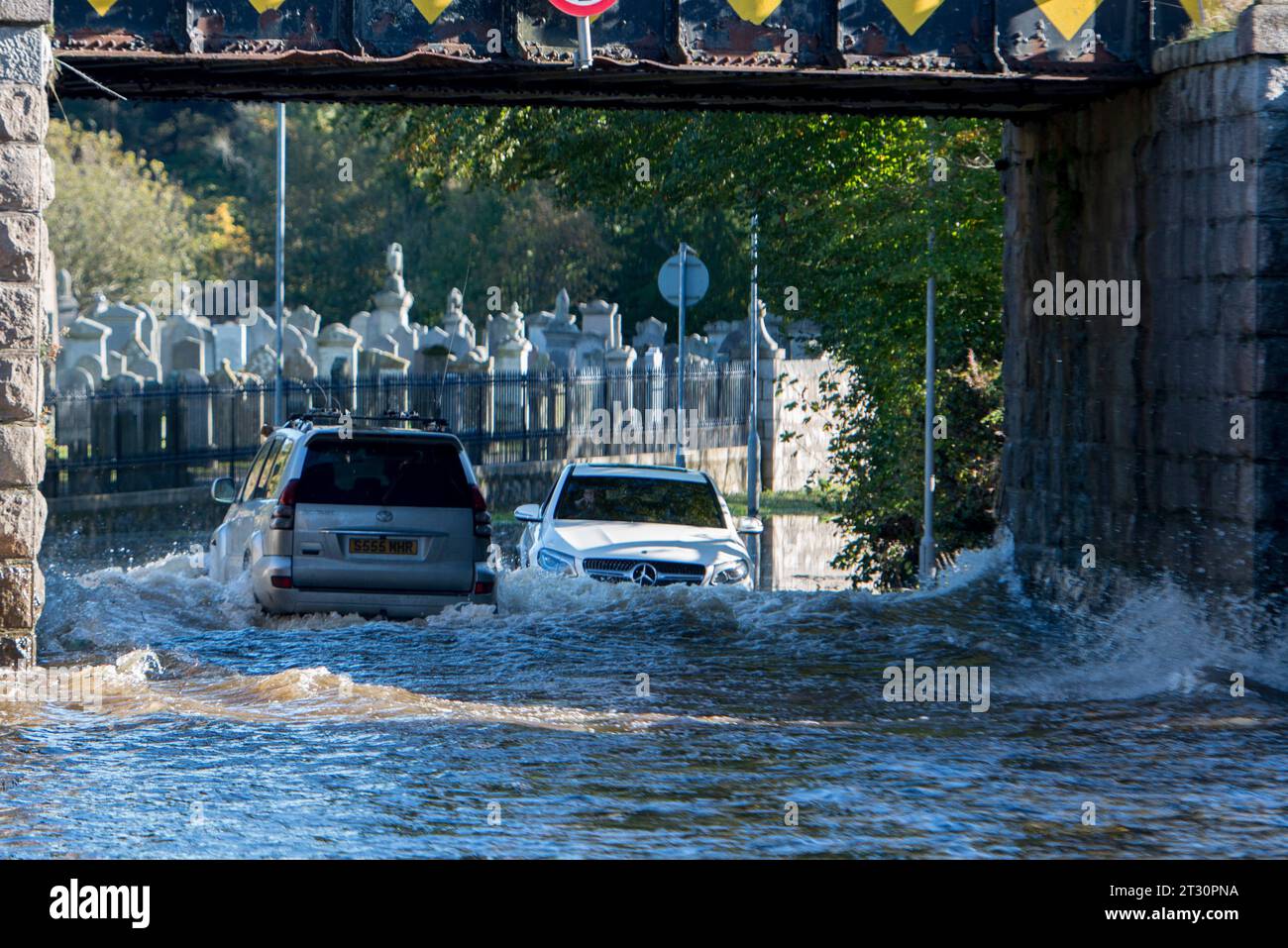 Panne und Fahrer stecken auf der überfluteten Straße B993 Inverurie, Aberdeenshire Storm Babet Scotland fest Stockfoto