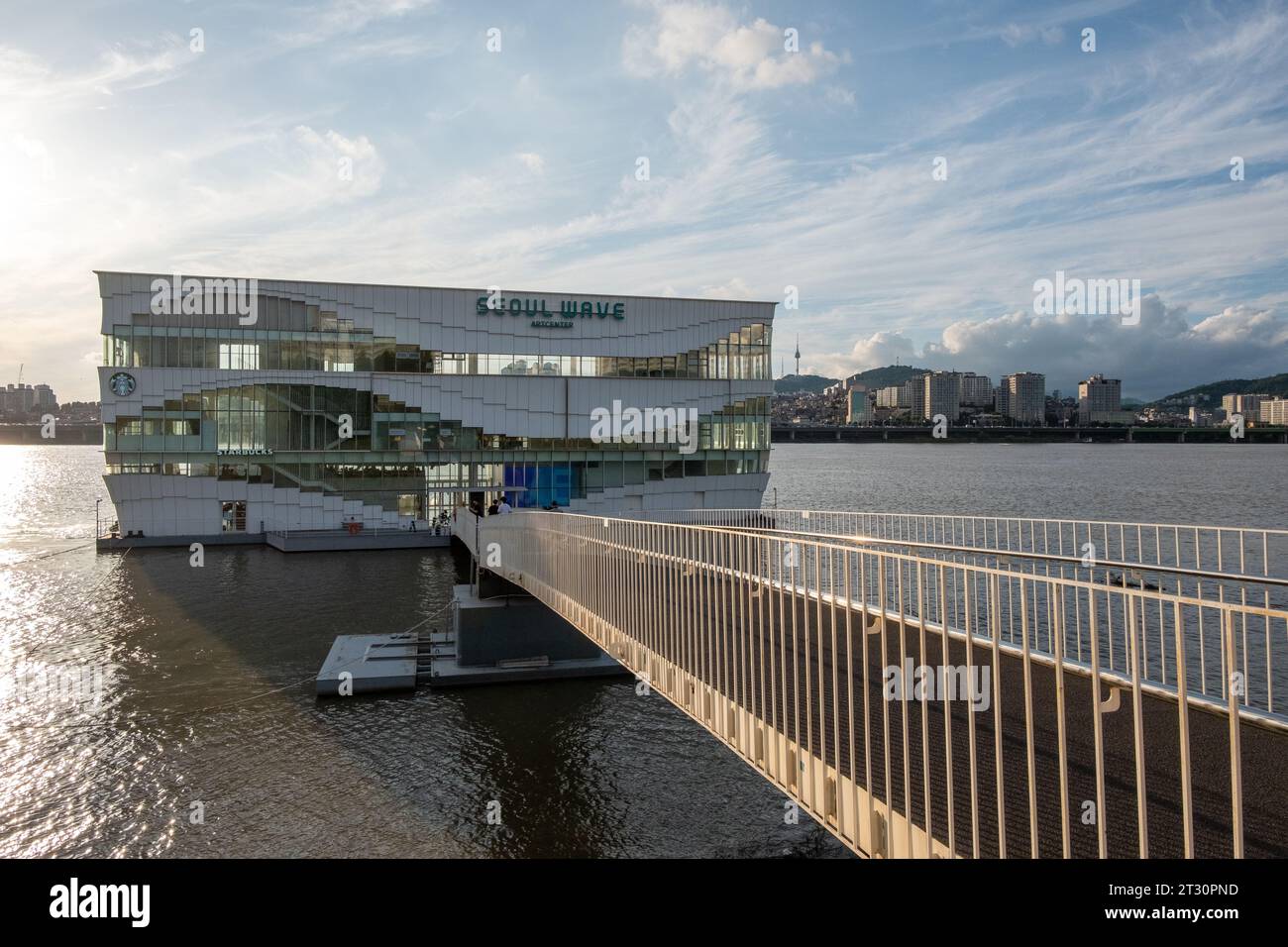 Seoul, Südkorea - 14. Juli 2022: Seoul Wave Art Center Gebäude, schwimmendes Starbucks am Hangang River oder Han River mit Sonnenuntergang. Stockfoto