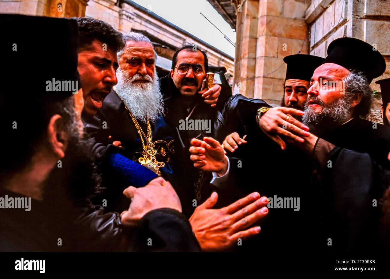 Orthodoxe Christen werden von Einem Tränengas-Angriff in der Altstadt von Jerusalem, Israel, verwickelt. Stockfoto