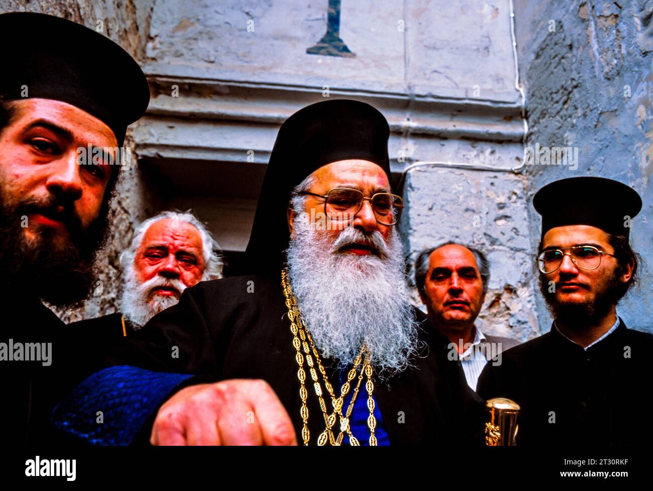Orthodoxer christlicher Klerus steht vor der Grabeskirche nach Einem Tränengasangriff in der Altstadt von Jerusalem, Israel. Stockfoto