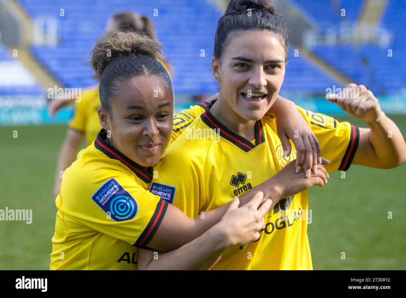 Reading, Großbritannien. Oktober 2023. Reading, England, 22. Oktober 2023: Jess Sigsworth (7 Sheffield United) und Tamara Wilcock (15 Sheff United) nach dem Barclays Womens Championship Spiel zwischen Reading und Sheffield United im Select Car Leasing Stadion, Reading. (Tom Phillips/SPP) Credit: SPP Sport Press Photo. /Alamy Live News Stockfoto