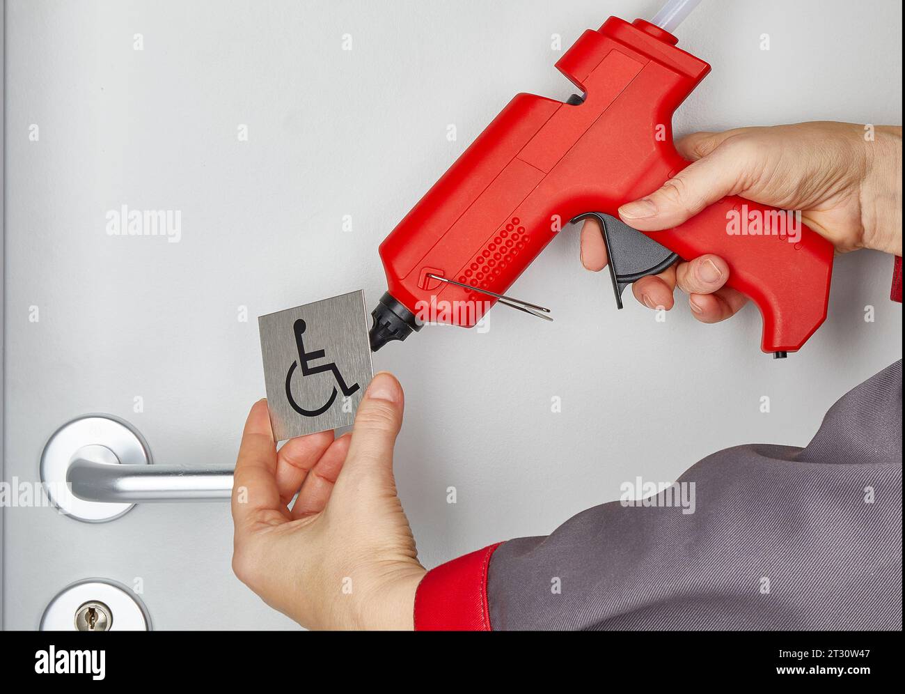 Arbeiten mit roter Heißklebepistole Stockfoto