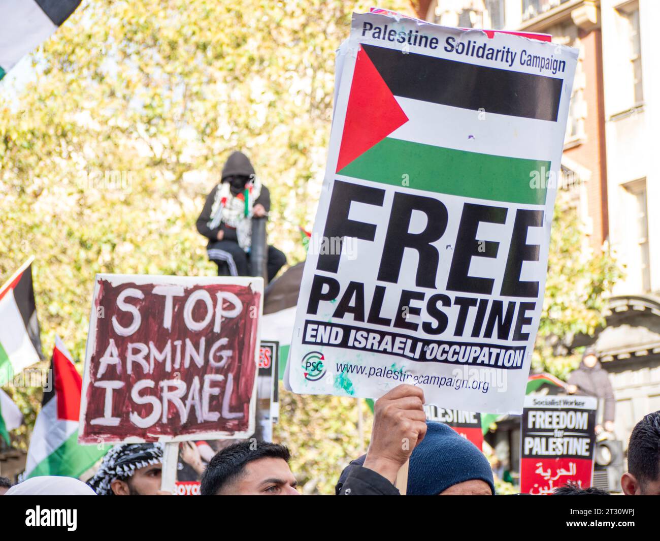 Pro-palästinensische Demonstranten in London, Großbritannien, bei der Demonstration National March for Palestine Stop the war on Gaza, marschieren, um gegen das israelische palästinensische Konfikat über den Gazastreifen zu protestieren. Demonstranten marschieren zur Downing Street mit Plakaten des freien Palästina. Stockfoto