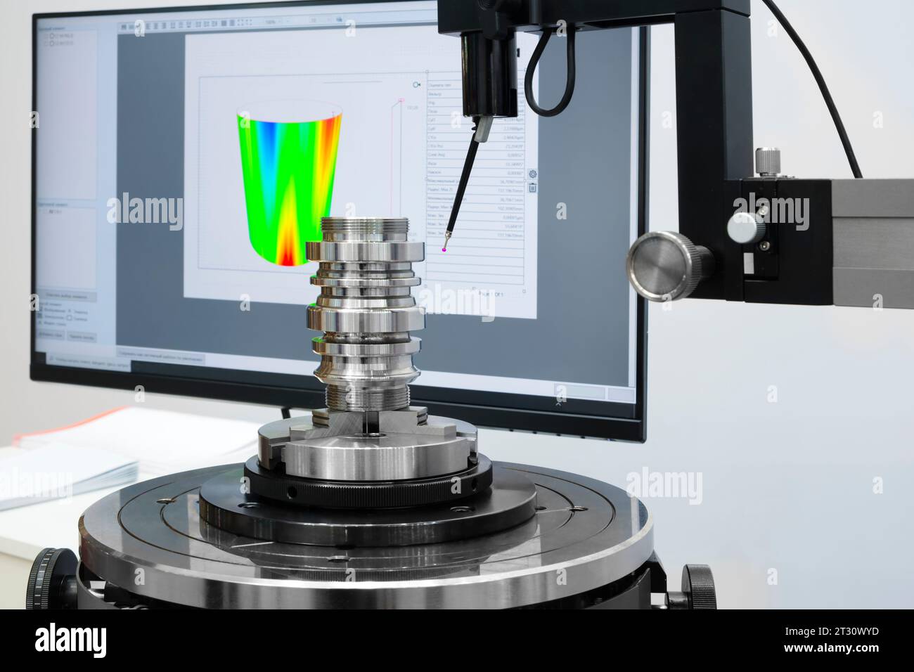 Qualitätskontrolle auf Fräsmaschine CNC, Koordinatenmessmaschine, Qualitätskontrollmaschine Stockfoto