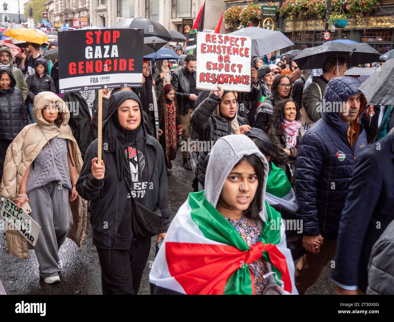 Pro-palästinensische Demonstranten in London, Großbritannien, bei der Demonstration National March for Palestine Stop the war on Gaza, marschieren, um gegen das israelische palästinensische Konfikat über den Gazastreifen zu protestieren. Demonstranten marschieren mit Plakaten zur Downing Street. Stockfoto