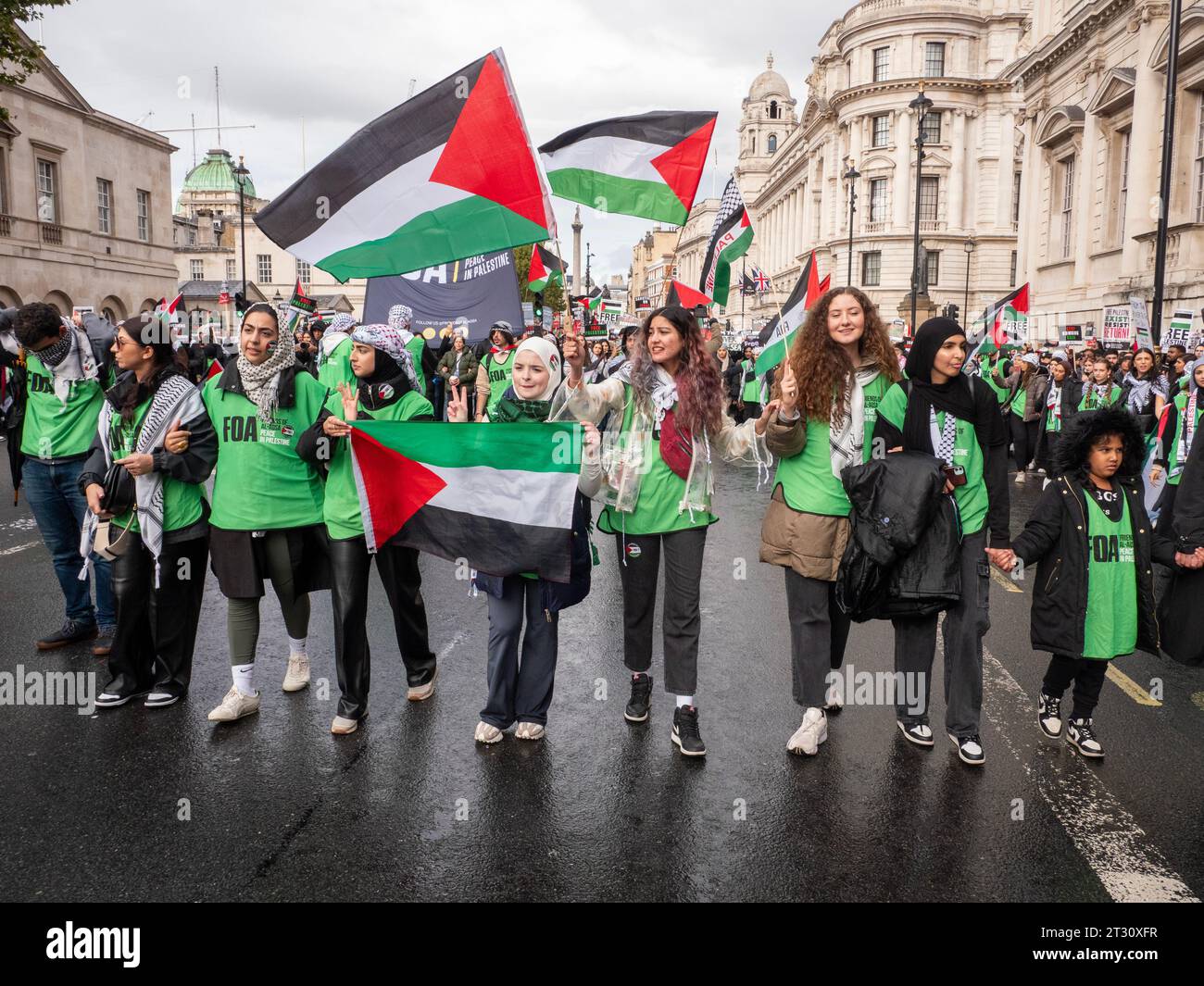 Freunde von Al-Aqsa FOA pro-palästinensische Demonstranten in London, Großbritannien, bei der Demonstration „National March for Palestine“ (nationaler Marsch für Palästina) den Krieg im Gazastreifen stoppen, marschieren, um gegen das israelische Palästinenserkonfikt über den Gazastreifen zu protestieren Stockfoto