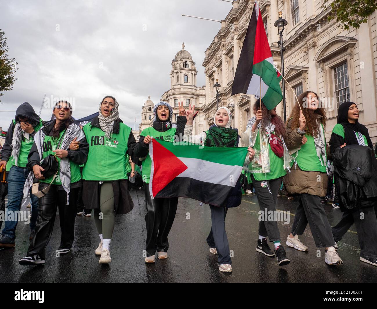 Freunde von Al-Aqsa FOA pro-palästinensische Demonstranten in London, Großbritannien, bei der Demonstration „National March for Palestine“ (nationaler Marsch für Palästina) den Krieg im Gazastreifen stoppen, marschieren, um gegen das israelische Palästinenserkonfikt über den Gazastreifen zu protestieren Stockfoto