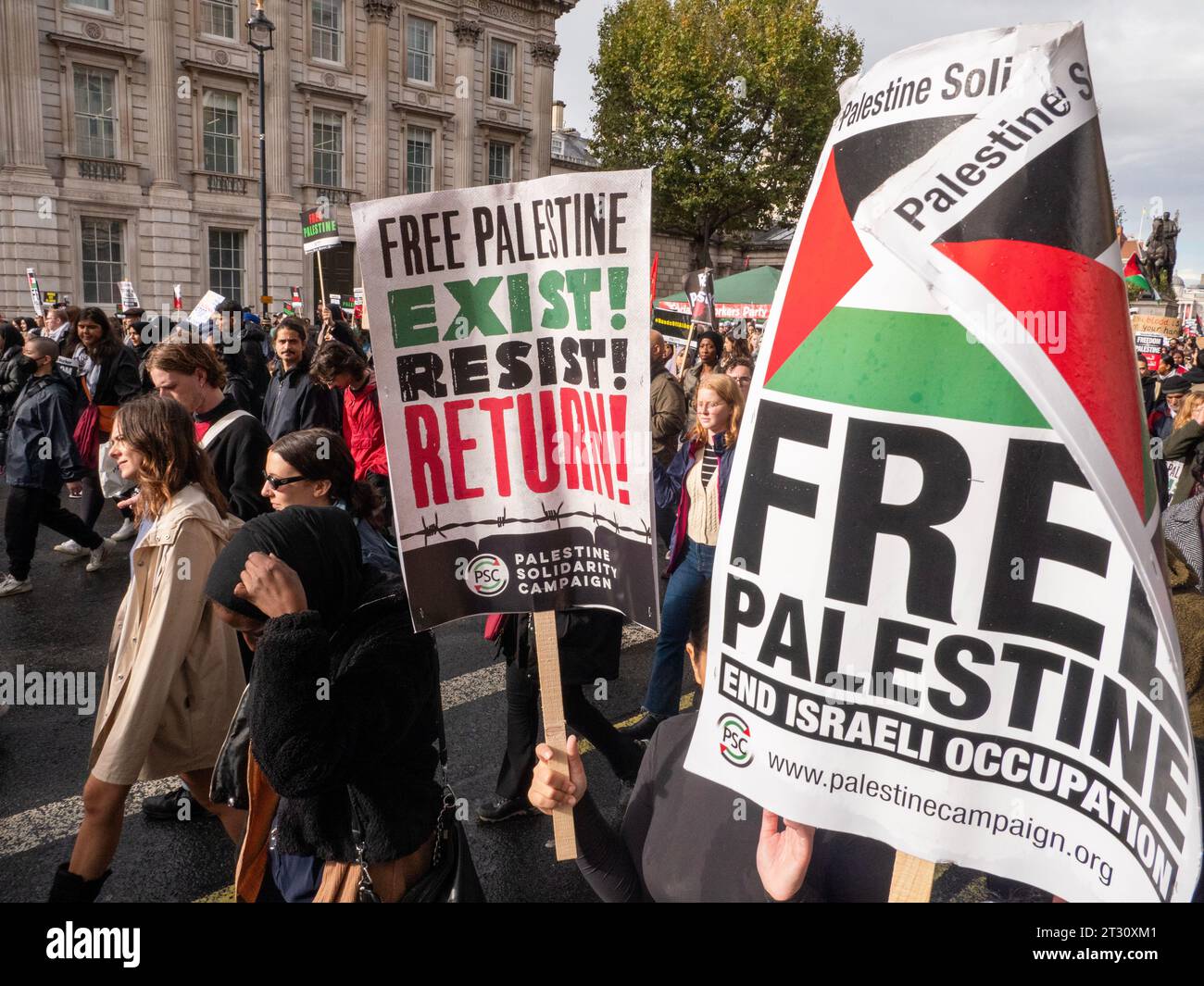 Pro-palästinensische Demonstranten in London, Großbritannien, bei der Demonstration National March for Palestine stoppt den Krieg gegen Gaza, marschiert um gegen das israelische Palästinenserkonfikat über den Gazastreifen zu protestieren, Demonstranten marschieren mit Plakaten Free Palestine zur Downing Street. Stockfoto