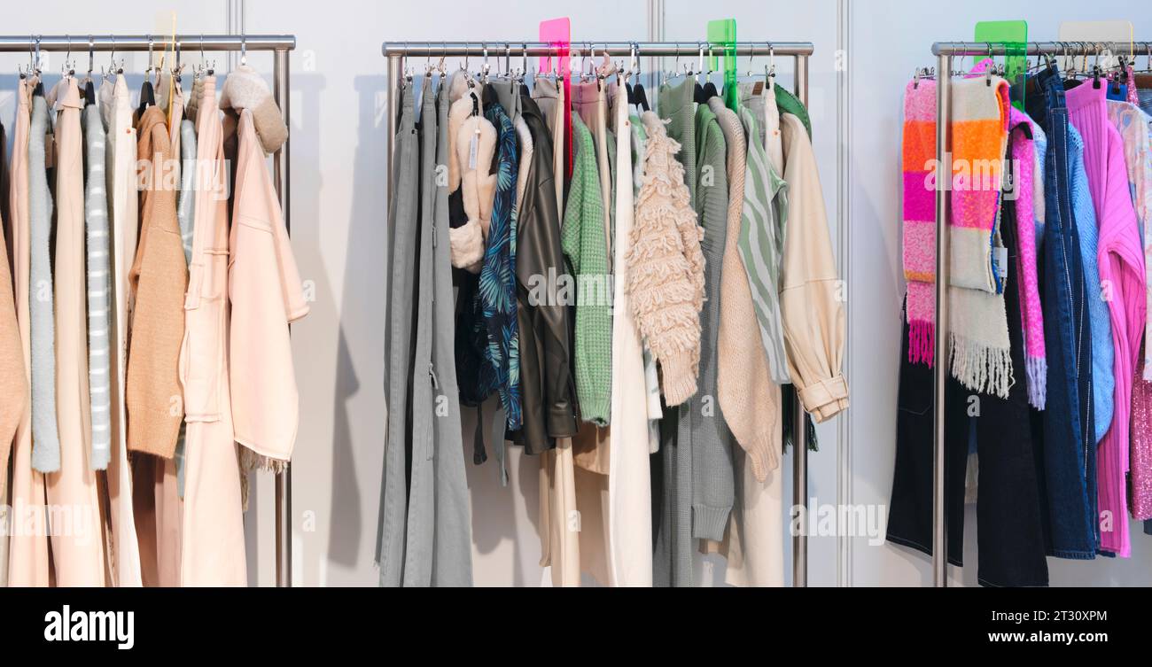 Mehrfarbige Kleidung im Ladenmarkt Stockfoto