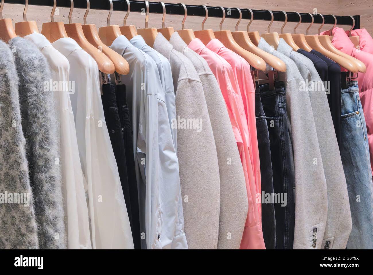 Mehrfarbige Kleidung im Ladenmarkt Stockfoto