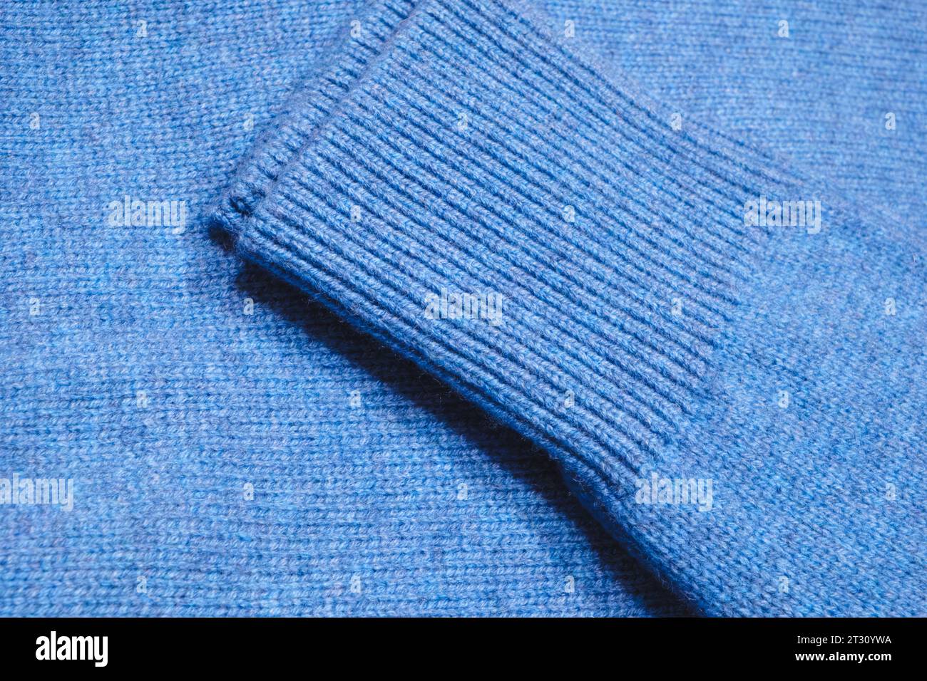 Blauer Pullover liegt auf einem Regal in einem Luxusgeschäft aus nächster Nähe Stockfoto
