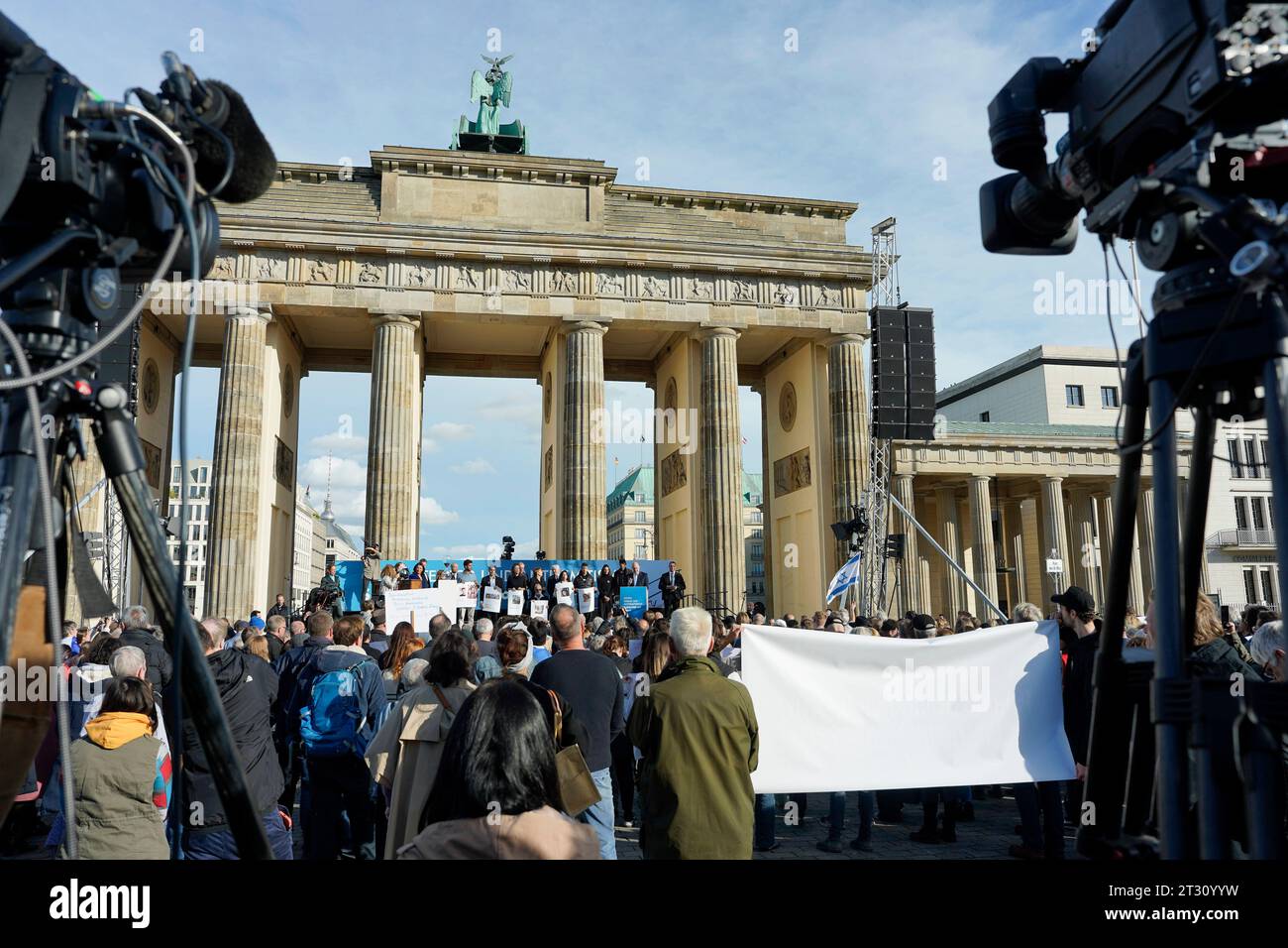 Kundgebung für Israel Kundgebung zum Thema Aufstehen gegen Terror, Hass und Antisemitismus - in Solidarität und Mitgefühl mit Israel am Brandenburger Tor in Berlin Berlin Berlin GER *** Rally for Israel Rally to Steup against Terror, Hass und Antisemitismus in Solidarität und Mitgefühl mit Israel am Brandenburger Tor in Berlin Berlin GER Credit: Imago/Alamy Live News Stockfoto