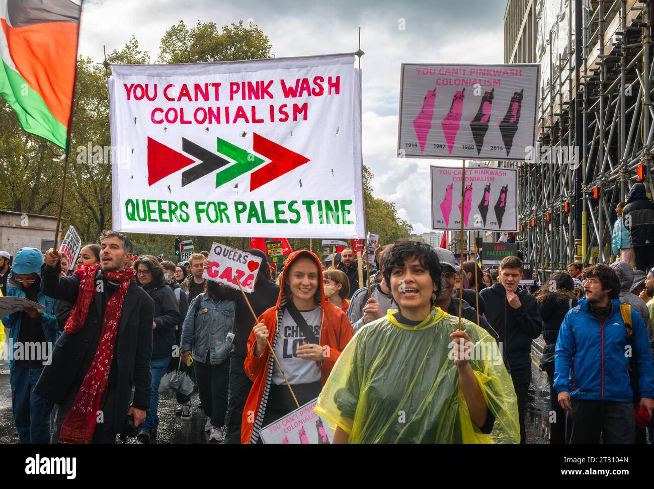 London/UK - 21. Oktober 2023: Schwule Menschen mit einem Banner mit der Aufschrift "Queers for Palestine" marschieren mit anderen pro-palästinensischen Demonstranten auf einer großen Demonstration Stockfoto
