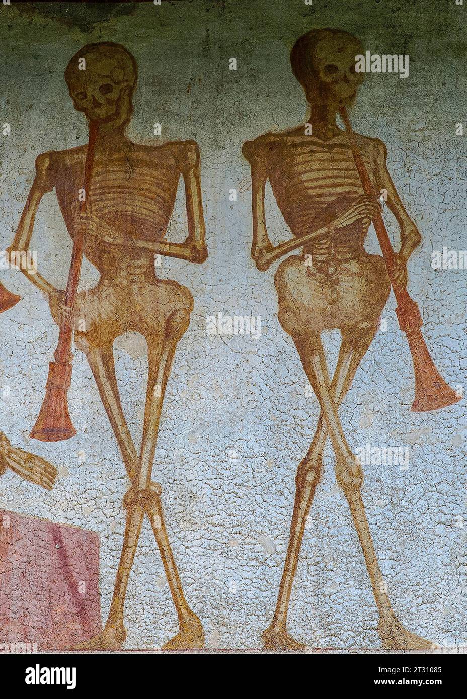 Duett von Skelettmusikern. Zwei Skelette spielen Blasinstrumente. Detail aus dem Freskenfries des Renaissancetanzes des Todes, gemalt 1539 von Simone II. Baschenis (ca. 1495-1555), an einer Außenwand der Chiesa di San Vigil, Pinzolo, Trentino-Südtirol, Italien. Stockfoto