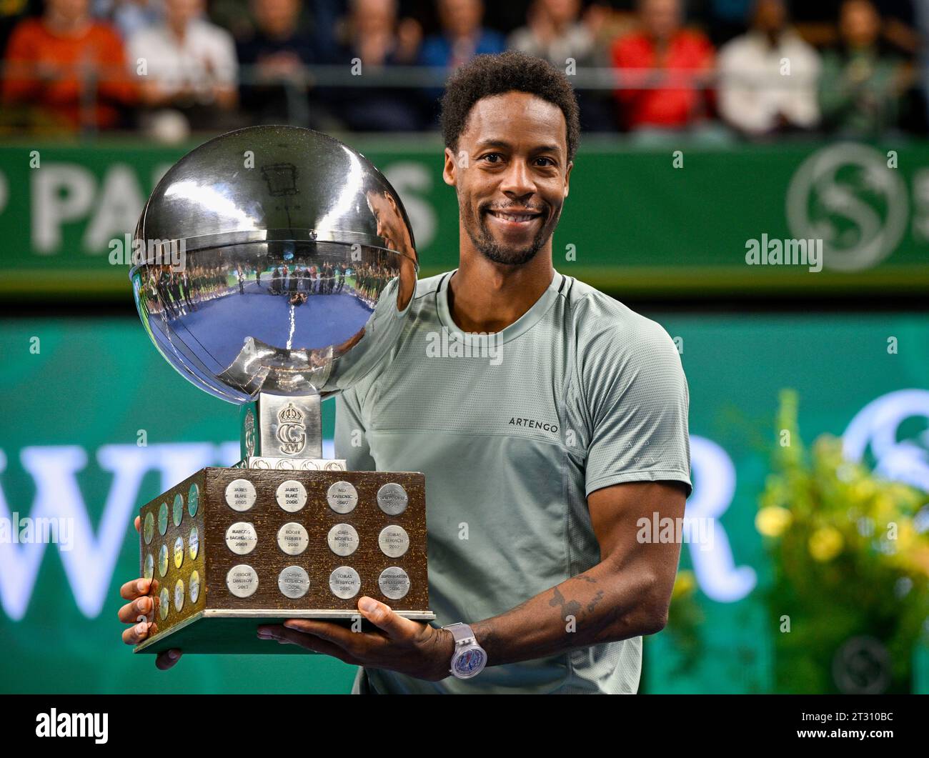 STOCKHOLM 20231022Gaël Monfils, Frankreich, feiert mit der Trophäe, nachdem er beim ATP Nordic Open Tennis-Turnier das Finale der Männer gewonnen hat Stockfoto