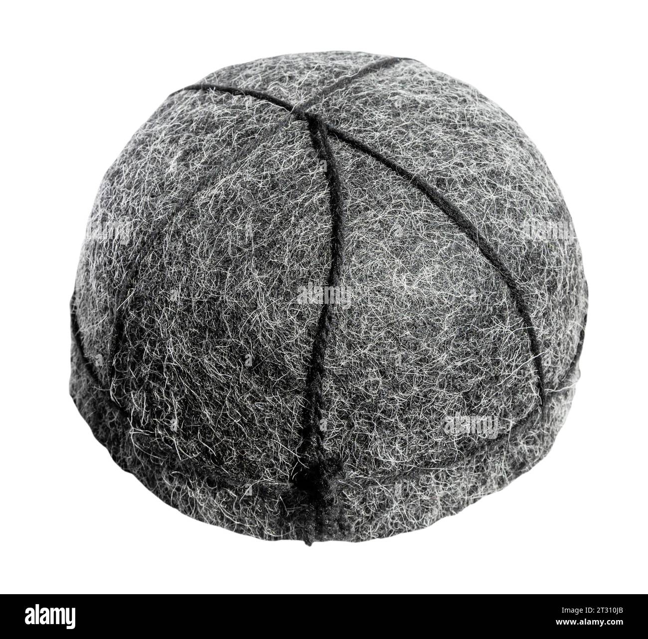 Svanuri gefilzte graue Schafwolle Hut von Svaneti isoliert auf weißem Hintergrund Stockfoto