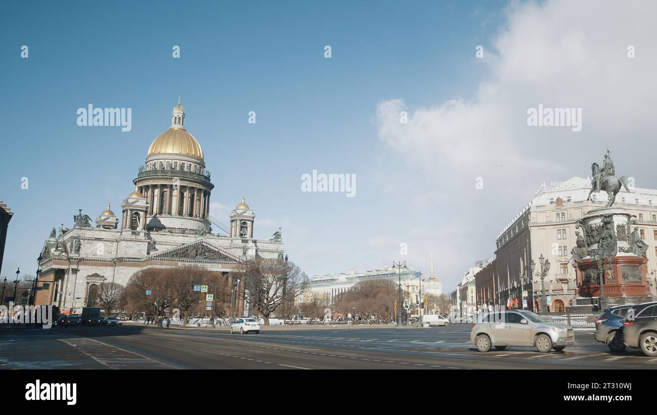 Altstädter Ring mit Kathedrale an sonnigem Tag. Aktion. Wunderschöne urbane Landschaft mit alter Architektur und fahrenden Autos. Platz mit Menschen und Autos Stockfoto