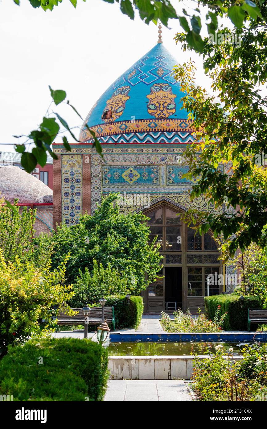 Blick auf das Gebäude der Blauen Moschee im grünen Hof in Jerewan am sonnigen Herbsttag. Die Blaue Moschee ist eine schiitische Moschee, die 1766 erbaut wurde Stockfoto