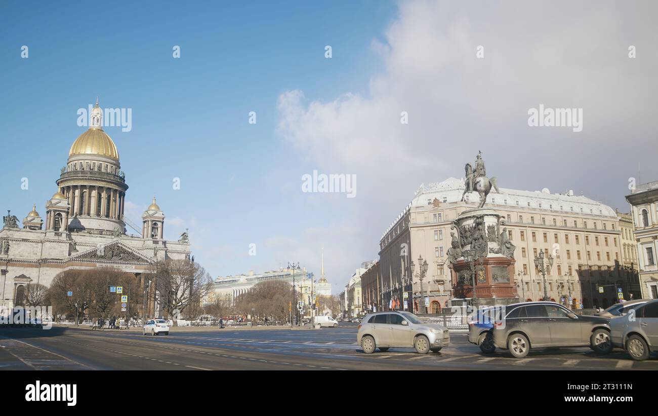 Altstädter Ring mit Kathedrale an sonnigem Tag. Aktion. Wunderschöne urbane Landschaft mit alter Architektur und fahrenden Autos. Platz mit Menschen und Autos Stockfoto