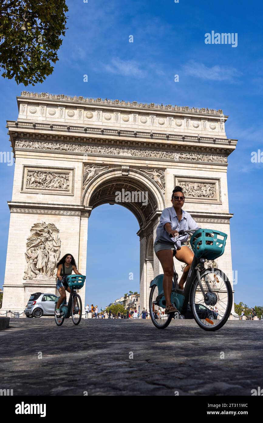 Touristen auf dem Fahrrad, unter dem Arc de Triomphe-Paris-France-Europe Stockfoto