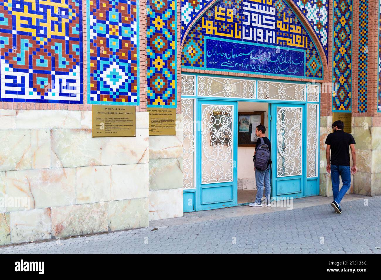 Jerewan, Armenien - 29. September 2023: Tor des Hofes der Blauen Moschee auf der Mesrop Maschtots Avenue in Jerewan. Die Blaue Moschee ist schiitische Moschee, das war es Stockfoto