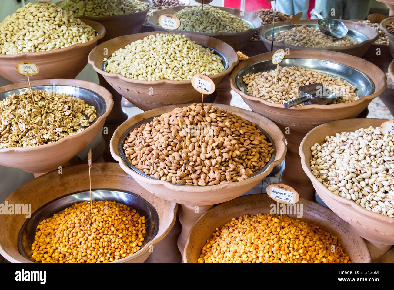 Jerewan, Armenien - 29. September 2023: Verschiedene Nüsse und Samen aus der Region, die in Jerewan verkauft werden Stockfoto