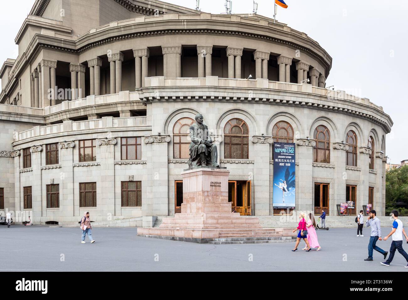 Jerewan, Armenien - 14. September 2023: Blick auf das Denkmal für Hovhannes Tumanyan und das Jerewan Opera Theatre (Alexander Spendiaryan National Academic Opera) Stockfoto
