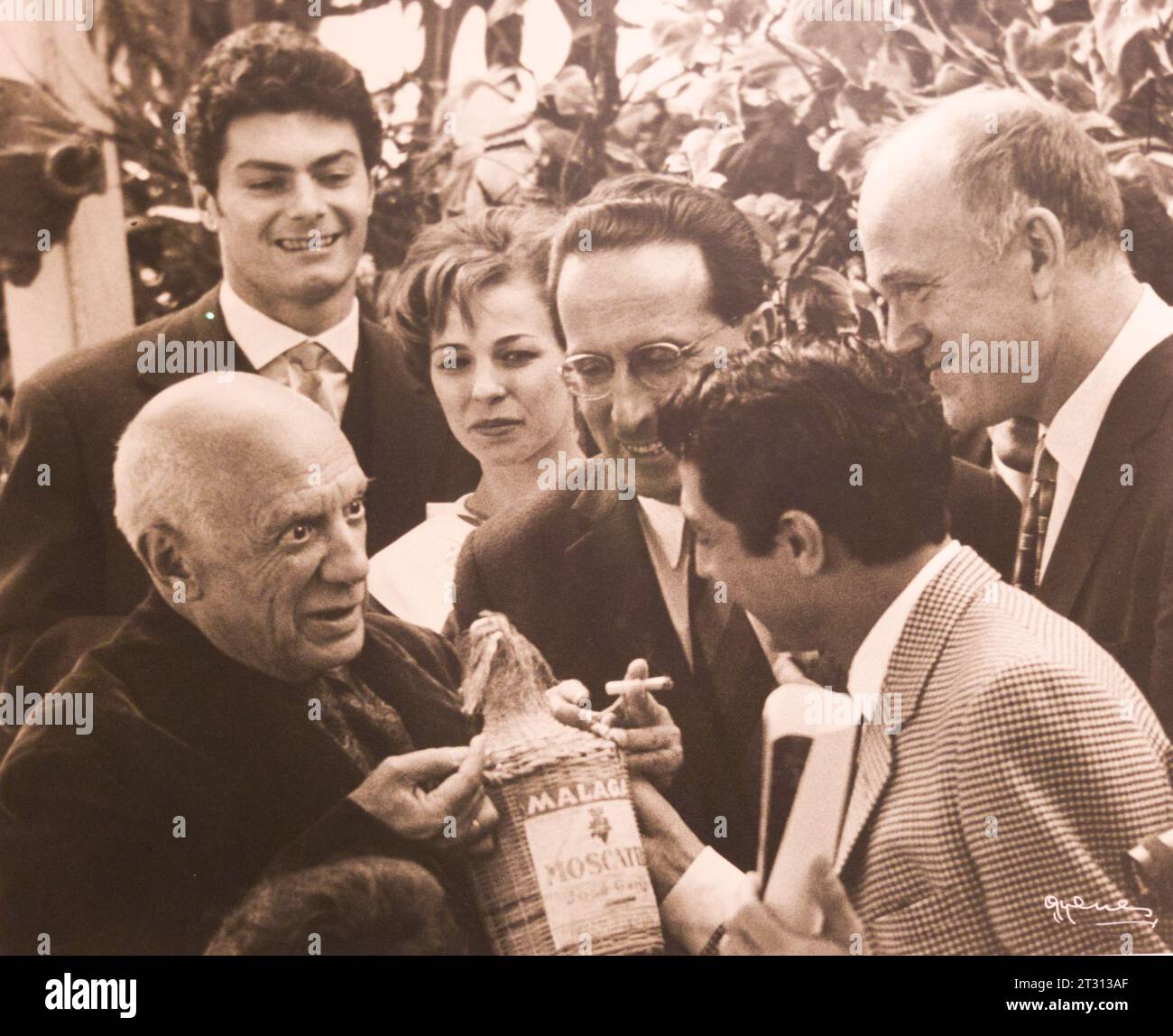 Cannes 1961: Picasso erhält eine Karaffe Málaga Moscatel Wein vom Tänzer Antonio. Stockfoto
