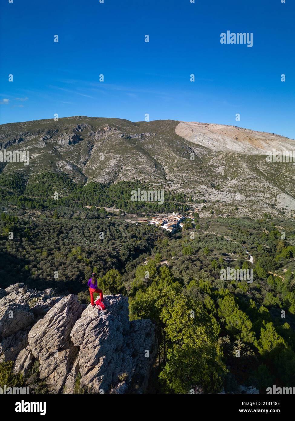 Weibliche Wanderer blickt über ein Tal des Dorfes Famorca, Costa Blanca, Spanien - Stockfoto Stockfoto