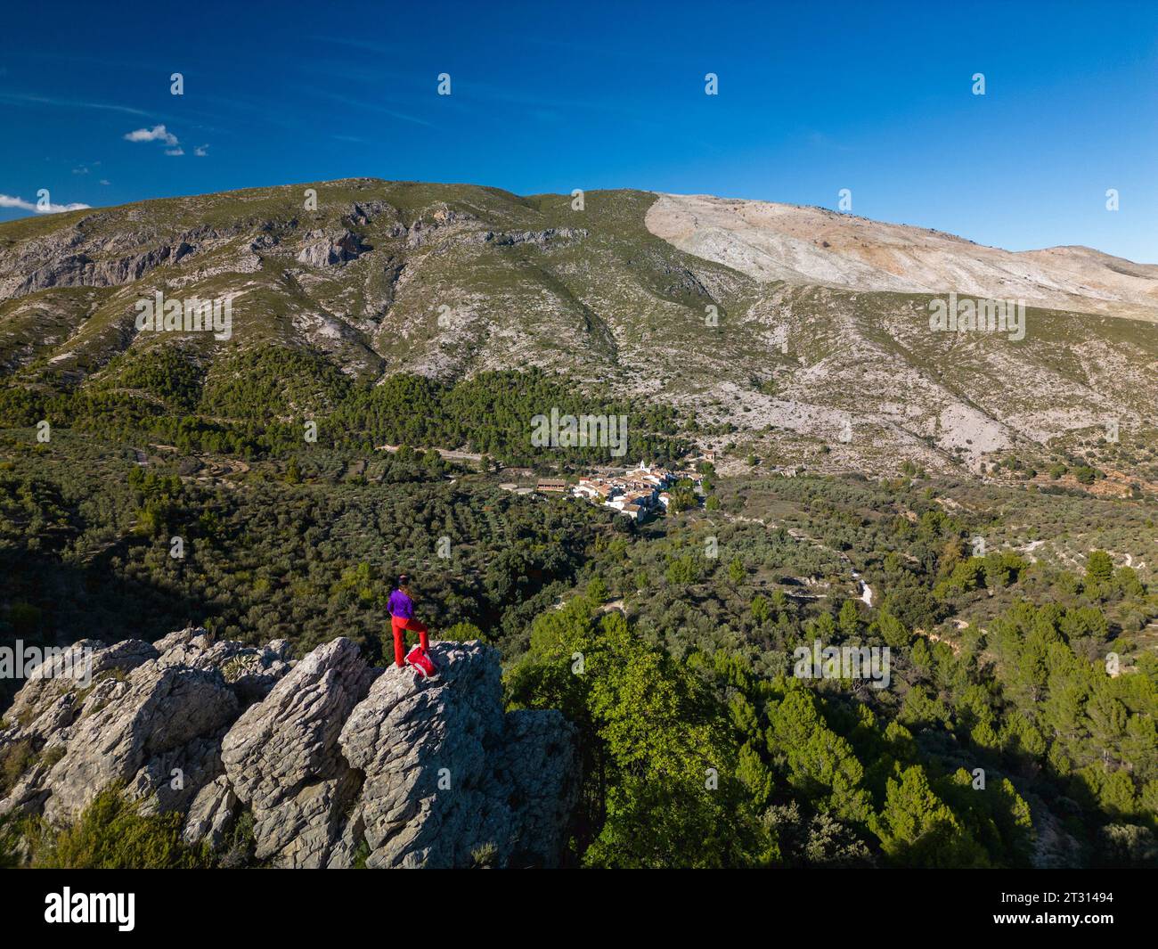 Weibliche Wanderer blickt über ein Tal des Dorfes Famorca, Costa Blanca, Spanien - Stockfoto Stockfoto