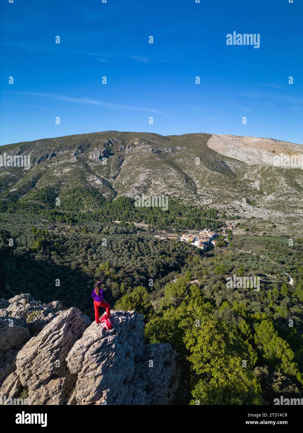Weibliche Wanderer blickt über ein Tal des Dorfes Famorca, Costa Blanca, Spanien - Stockfoto Stockfoto