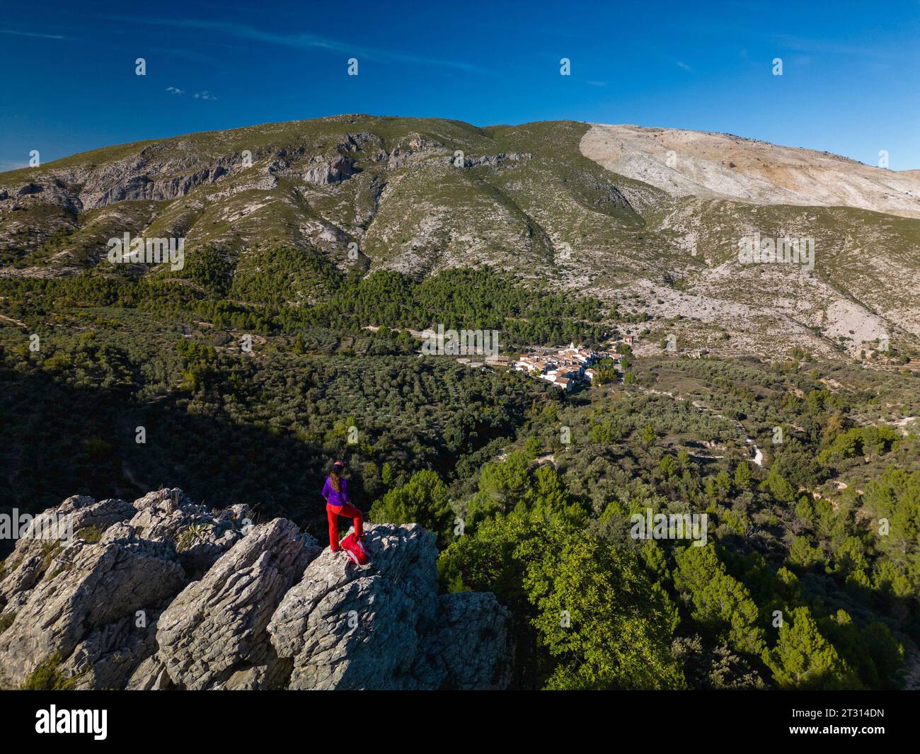 Weibliche Wanderer blickt über ein Tal des Dorfes Famorca, Costa Blanca, Spanien - Stockfoto Stockfoto