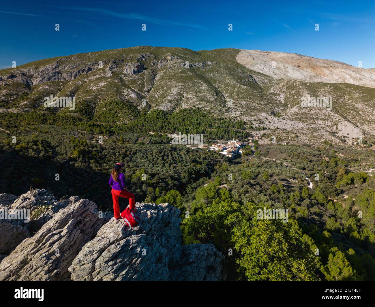 Weibliche Wanderer blickt über ein Tal des Dorfes Famorca, Costa Blanca, Spanien - Stockfoto Stockfoto