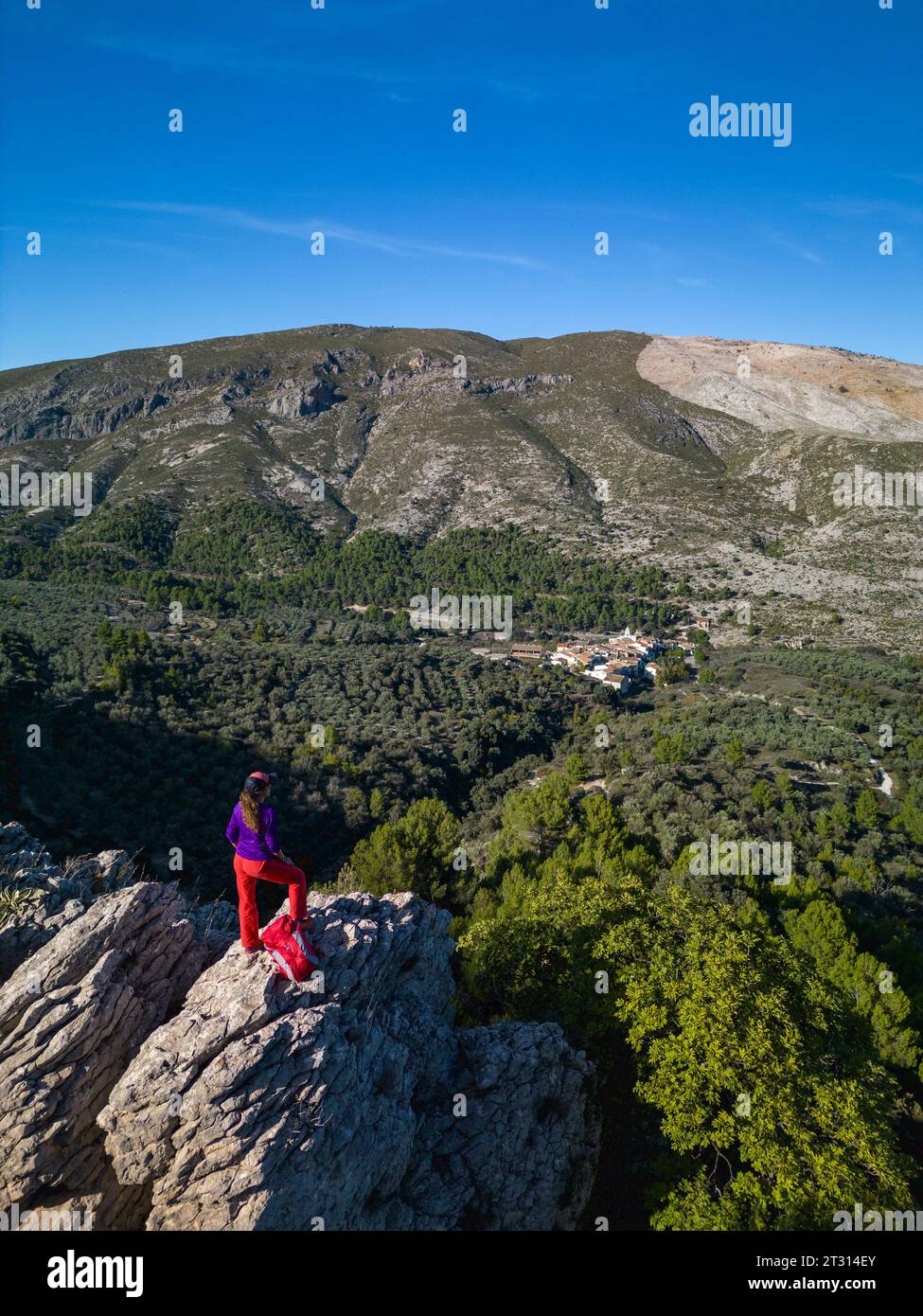 Weibliche Wanderer blickt über ein Tal des Dorfes Famorca, Costa Blanca, Spanien - Stockfoto Stockfoto