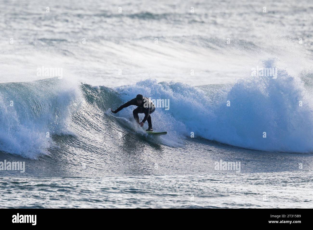 Orkney, Großbritannien. Oktober 2023. Am Ende von Storm Babet gibt es einige gute Surfwellen, wie dieser Surfer zeigt, während er heute Nachmittag in Dingyshowe Bay, Orkney, auf den Wellen reitet. Quelle: Peter Lopeman/Alamy Live News Stockfoto