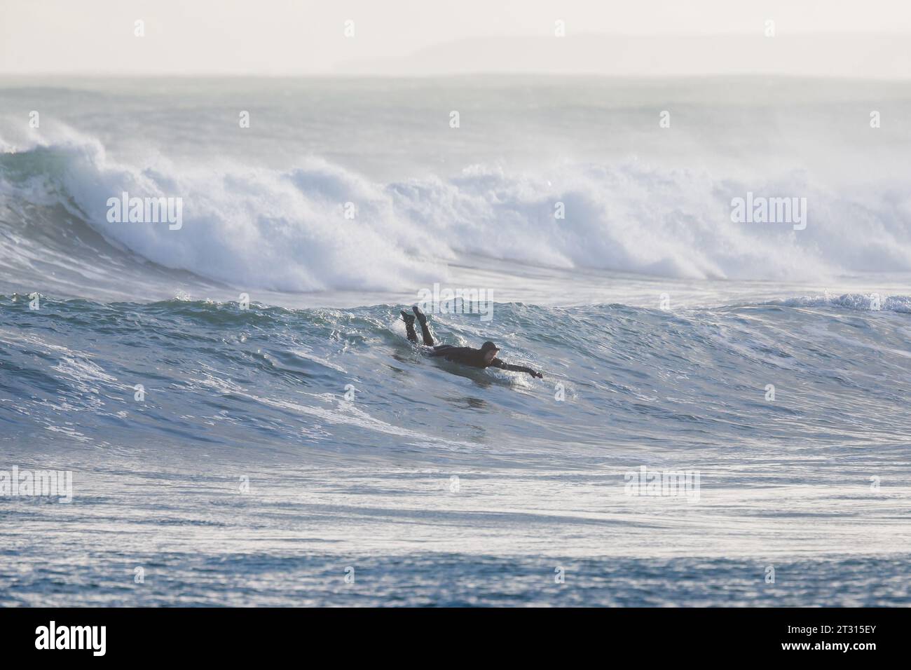 Orkney, Großbritannien. Oktober 2023. Am Ende von Storm Babet gibt es einige gute Surfwellen, wie dieser Surfer zeigt, während er heute Nachmittag in Dingyshowe Bay, Orkney, auf den Wellen reitet. Quelle: Peter Lopeman/Alamy Live News Stockfoto