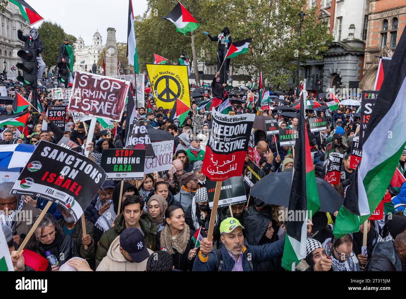 London, Großbritannien. Oktober 2023. Pro-palästinensische Demonstranten nehmen an einer Kundgebung in der Nähe der Downing Street Teil, um die palästinensische Bevölkerung von Gaza zu unterstützen. An einem zweiten Wochenende in Folge fanden im ganzen Vereinigten Königreich Solidaritätsmärsche und -Kundgebungen statt, um ein Ende der israelischen Bombardierung von Gaza zu fordern. Quelle: Mark Kerrison/Alamy Live News Stockfoto