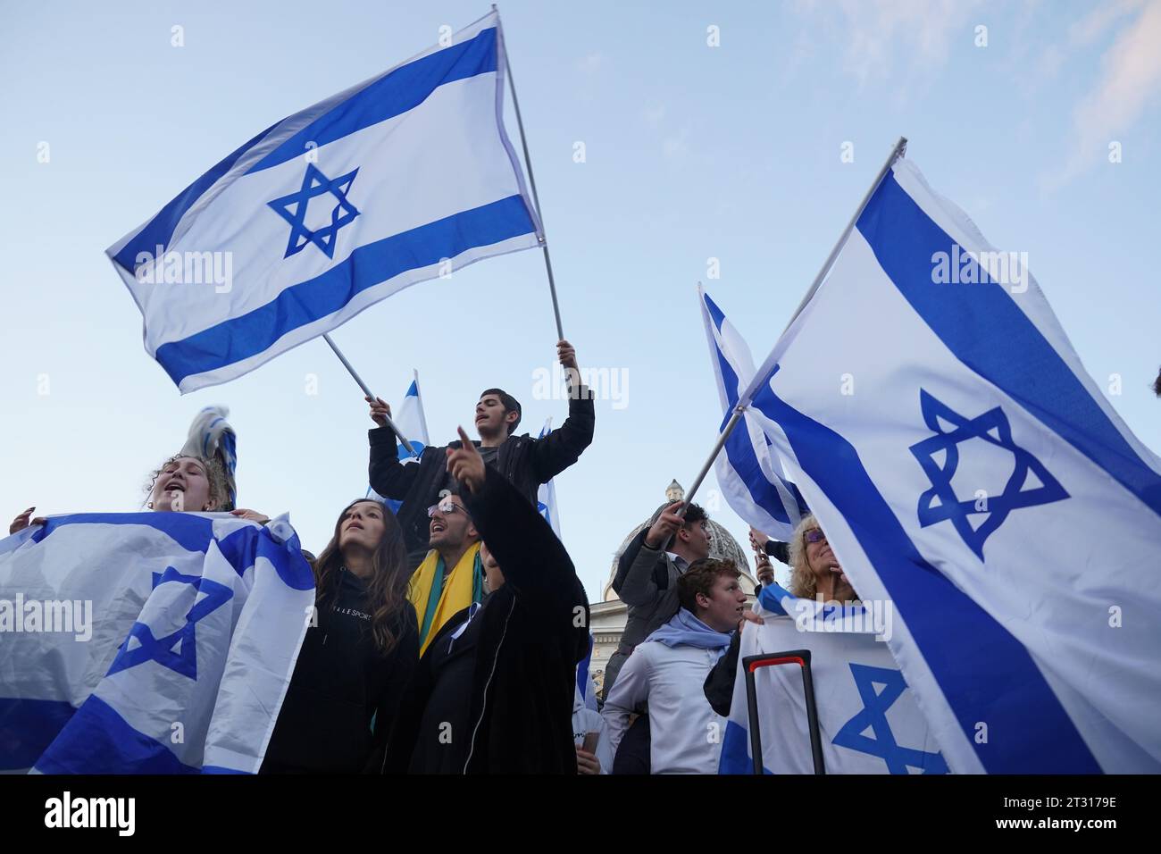 Mitglieder der jüdischen Gemeinde nehmen an einer Solidaritätskundgebung auf dem Trafalgar Square im Zentrum von London Teil, wo sie zur sicheren Rückgabe von Geiseln aufrufen und die Auswirkungen der Hamas-Angriffe auf Israel hervorheben. Bilddatum: Sonntag, 22. Oktober 2023. Stockfoto