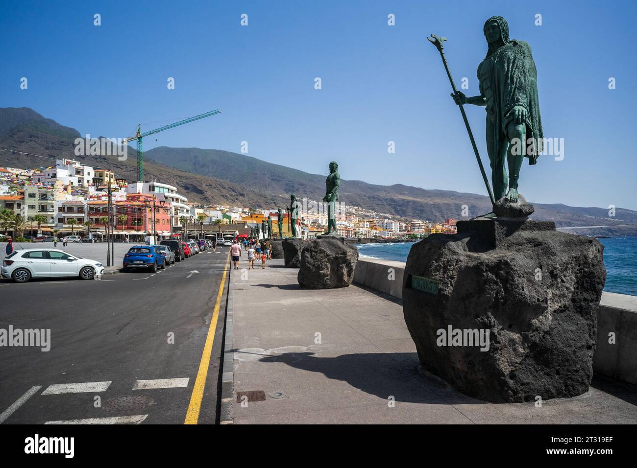 CANDELARIA, TENERIFFA, SPANIEN - 19. JULI 2023: Statuen der Guanche-Könige an der Meerespromenade. Plaza de la Patrona de Canarias. Stockfoto