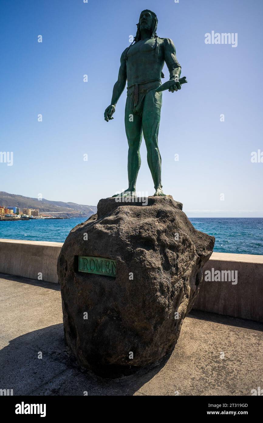 CANDELARIA, TENERIFFA, SPANIEN - 19. JULI 2023: Statue von Romen (mencey), einem der großen Führer der Guanche-Ureinwohner auf den Kanarischen Inseln. Stockfoto