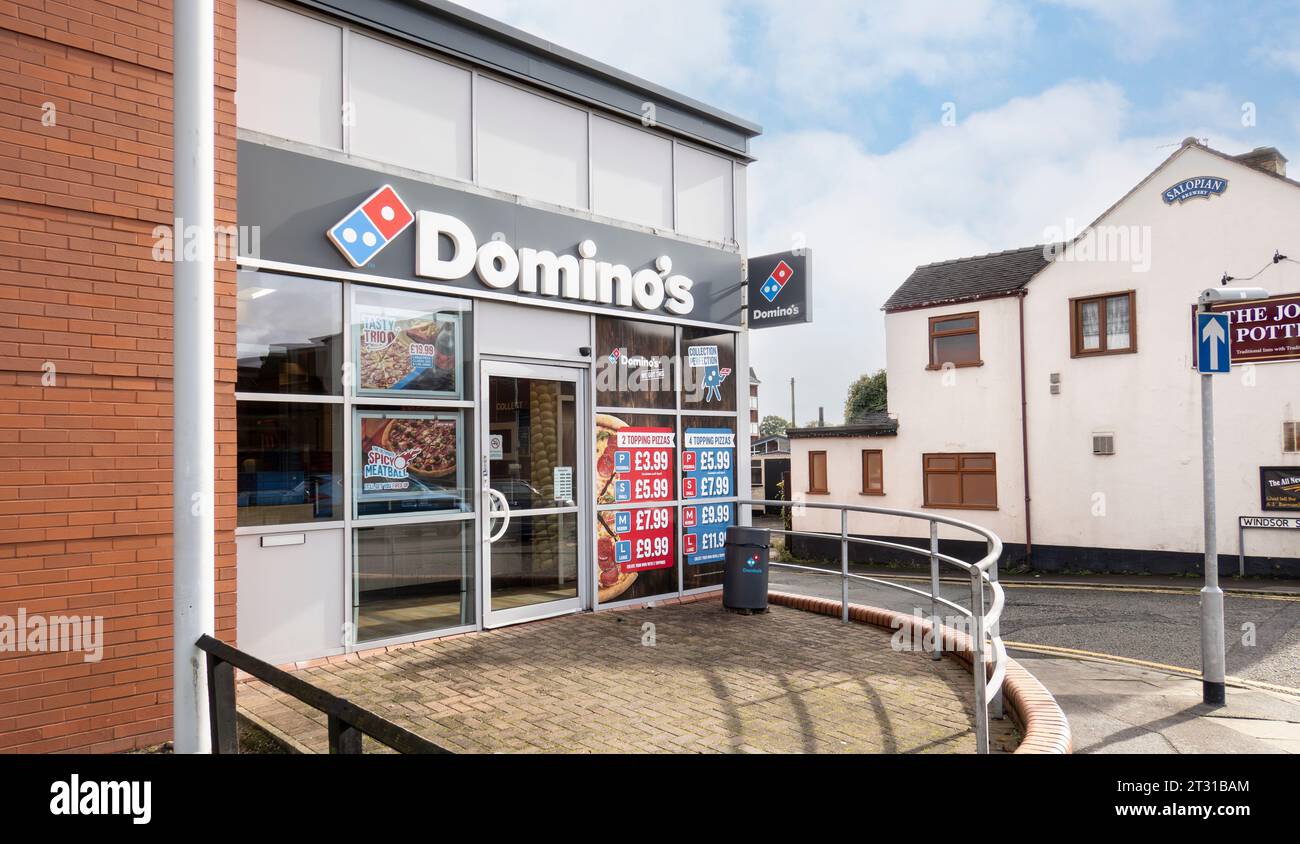 Newcastle-under-Lyme, Staffordshire-united Kingdom 14. oktober 2023die Fassade von Dominos Pizza Take away Stockfoto