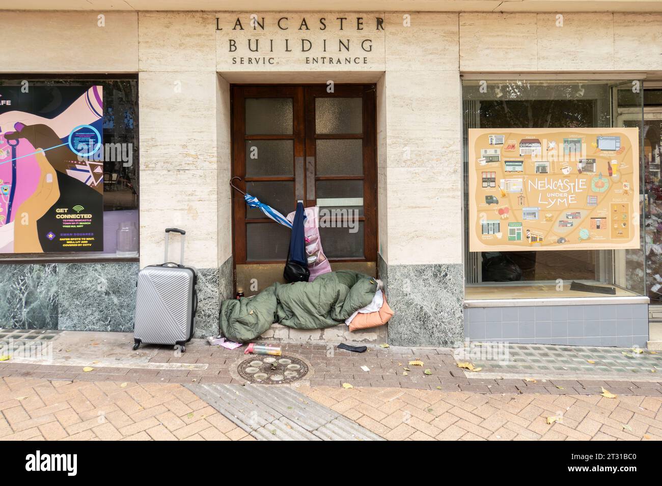 Newcastle-under-Lyme, Staffordshire-united Kingdom Oktober, 20, 2023 Obdachloser schläft an einem Herbsttag in der Marke unter einem Haufen Bettdecken Stockfoto