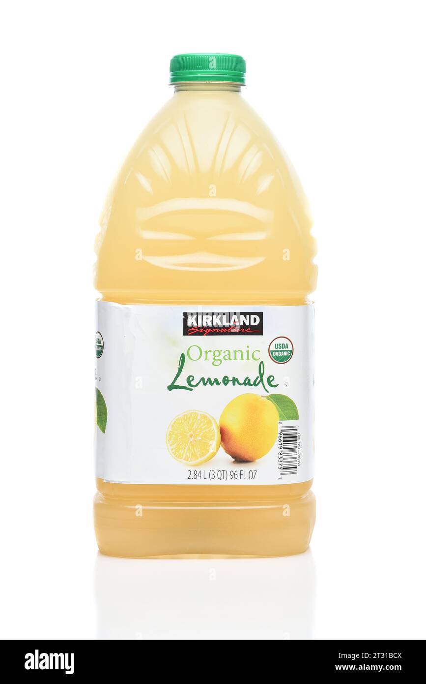 IRVINE, KALIFORNIEN - 19. OCT 2023: Eine Flasche Kirkland Signature Organic Lemonade, ein Eigenlabel von Costco. Stockfoto